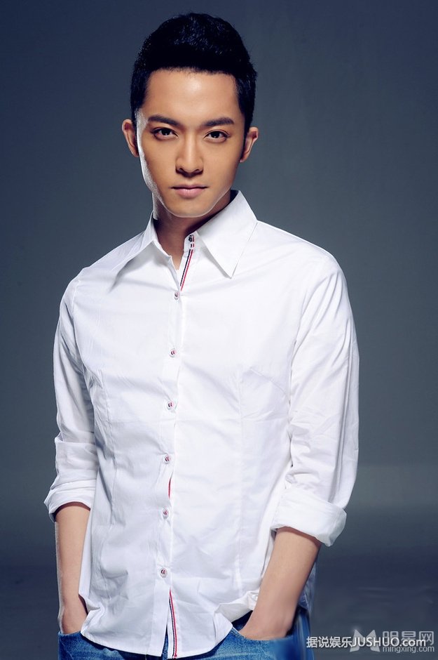 陈威翰阳光帅气写真 深邃眼神展熟男魅力