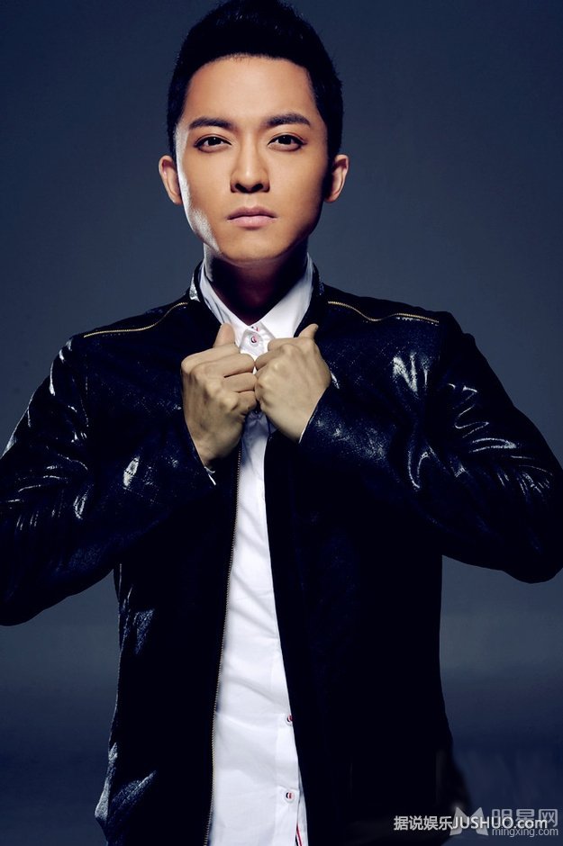 陈威翰阳光帅气写真 深邃眼神展熟男魅力