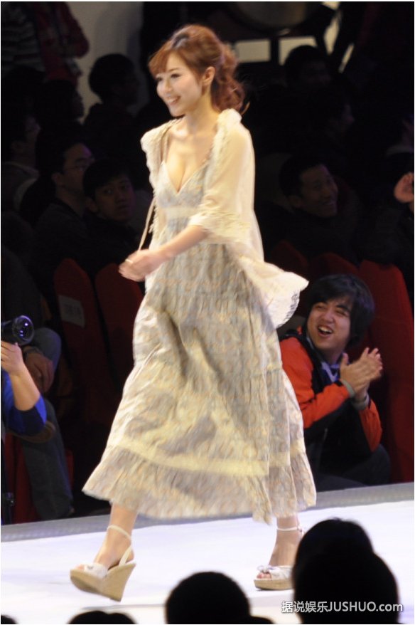 度娘刘冬深V装爆红网络 获封宅男杀手