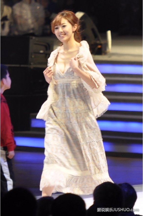 度娘刘冬深V装爆红网络 获封宅男杀手