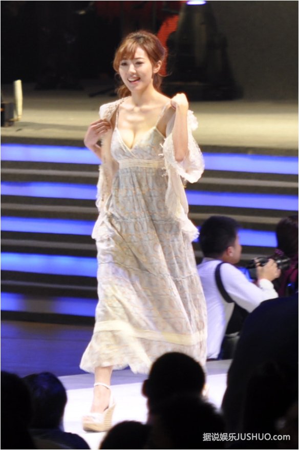 度娘刘冬深V装爆红网络 获封宅男杀手