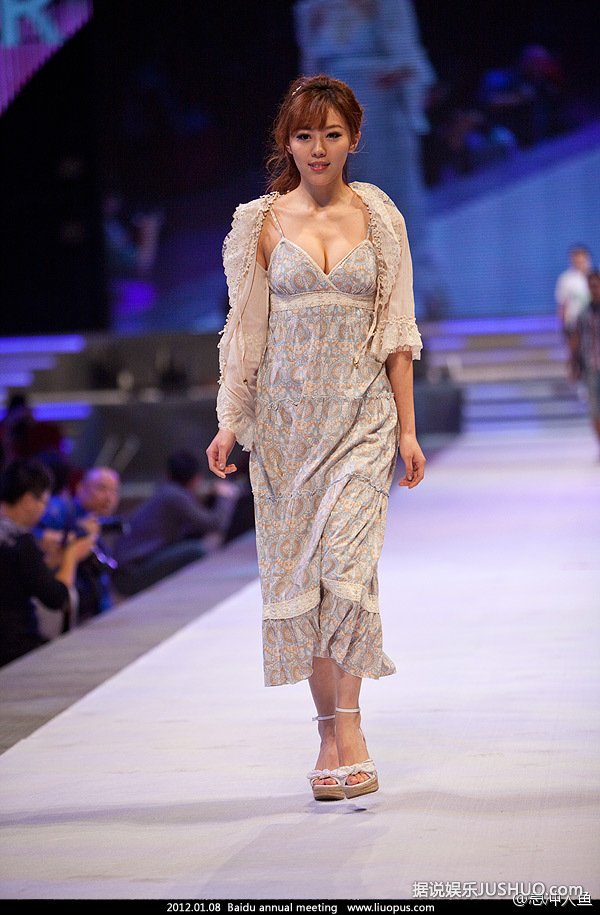 度娘刘冬深V装爆红网络 获封宅男杀手