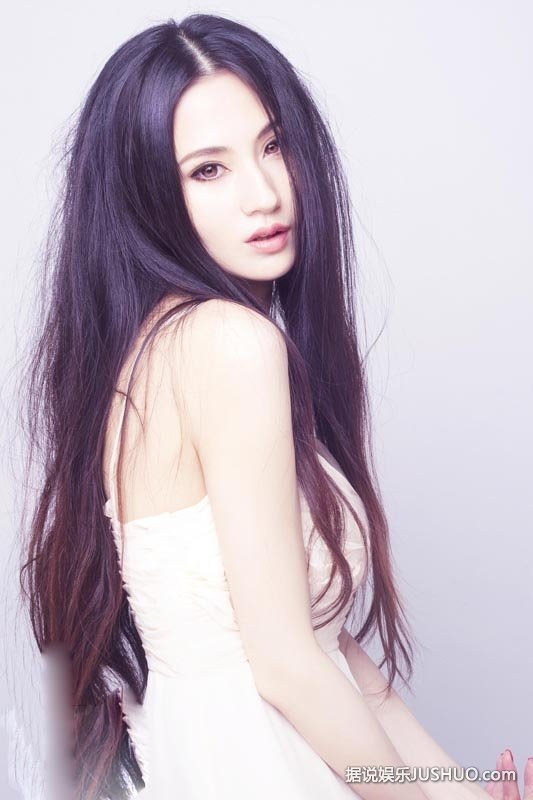 “女神”蓝燕百变写真 性感妖艳勾魂摄魄