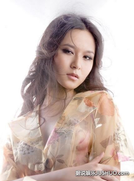 李亚红眼神犀利 黄色透视装若隐若现 诱人无限