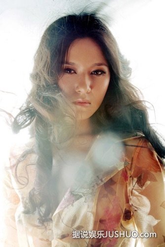 李亚红眼神犀利 黄色透视装若隐若现 诱人无限