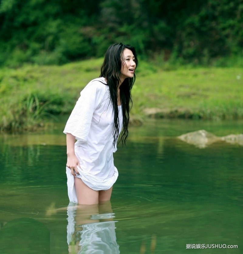 阿朵全新写真半裸沐浴 全是原初纯粹之美