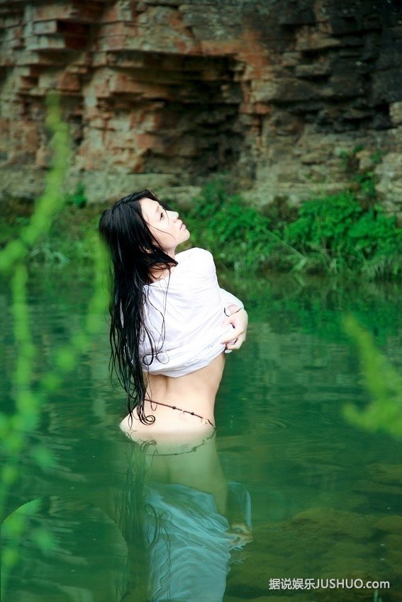 阿朵全新写真半裸沐浴 全是原初纯粹之美