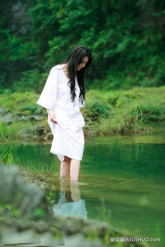 阿朵全新写真半裸沐浴 全是原初纯粹之美