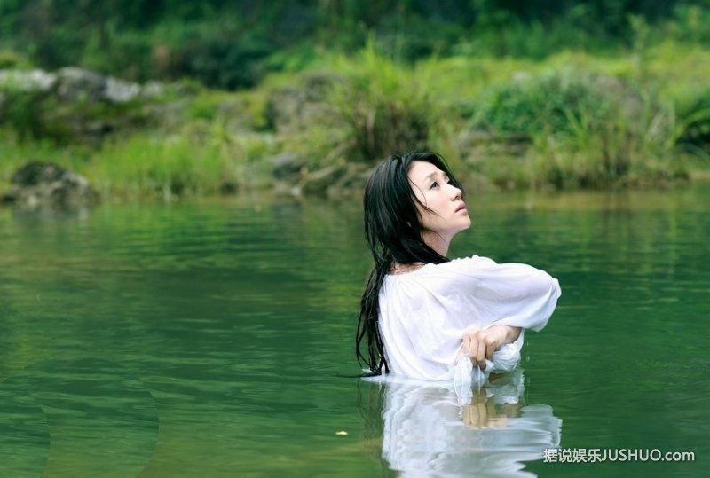 阿朵全新写真半裸沐浴 全是原初纯粹之美