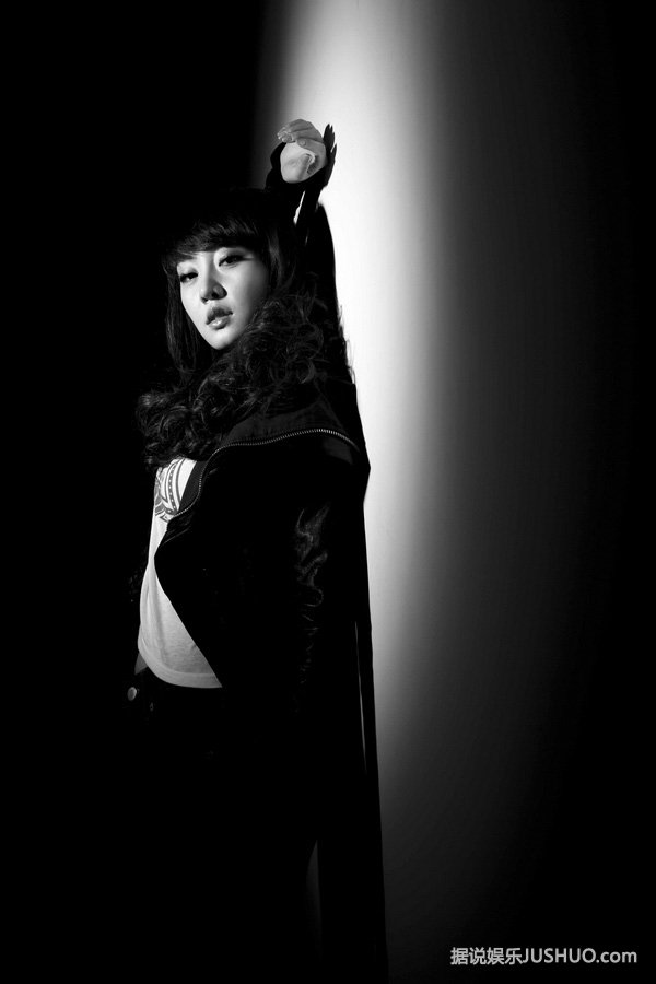 刘洋，高挑的身材和独特的气质尽显御姐气质。