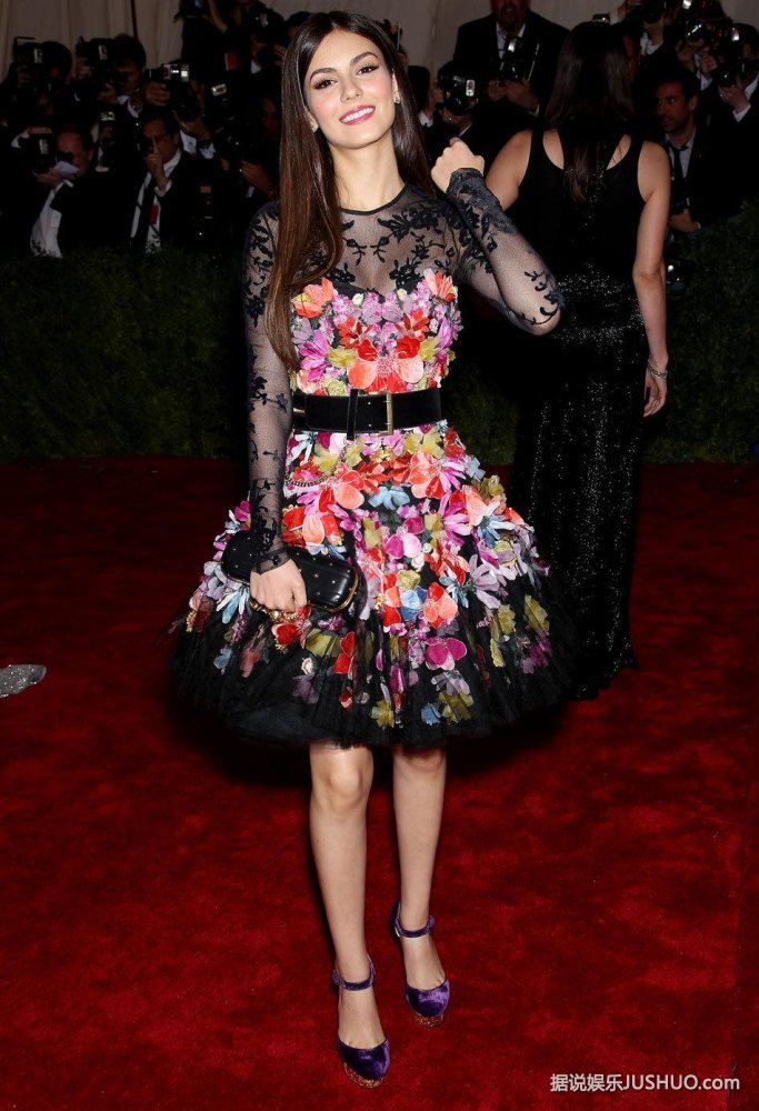 维多利亚-嘉丝蒂亮相  黑纱花朵透视装显性感