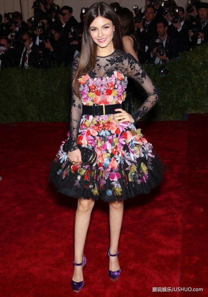 维多利亚-嘉丝蒂亮相  黑纱花朵透视装显性感