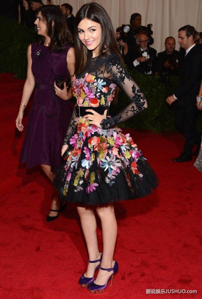 维多利亚-嘉丝蒂亮相  黑纱花朵透视装显性感