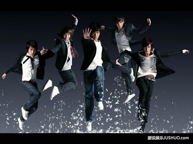 维多利亚-嘉丝蒂亮相  黑纱花朵透视装显性感