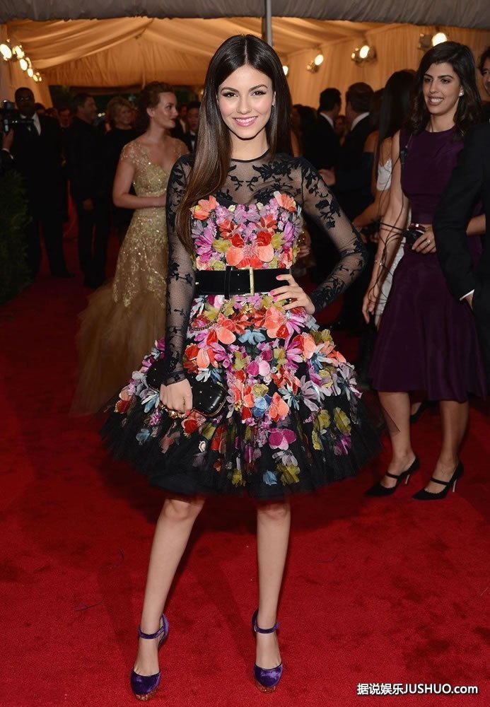 维多利亚-嘉丝蒂亮相  黑纱花朵透视装显性感