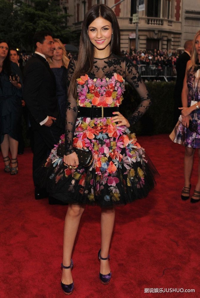 维多利亚-嘉丝蒂亮相  黑纱花朵透视装显性感