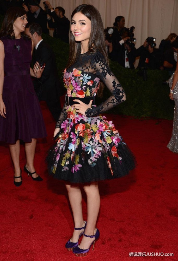 维多利亚-嘉丝蒂亮相  黑纱花朵透视装显性感