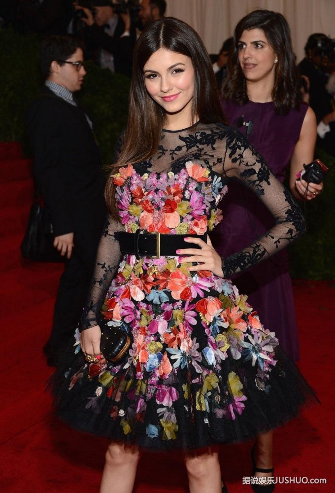 维多利亚-嘉丝蒂亮相  黑纱花朵透视装显性感