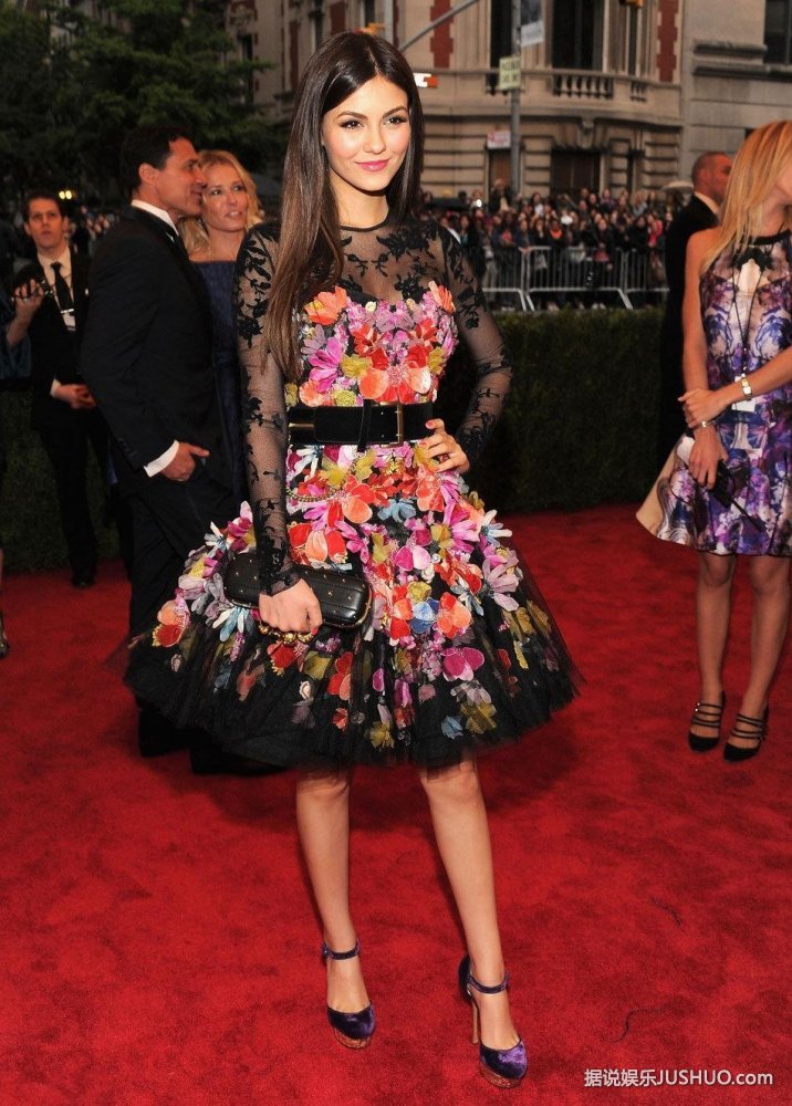 维多利亚-嘉丝蒂亮相  黑纱花朵透视装显性感