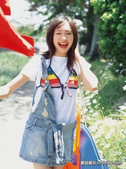 维多利亚-嘉丝蒂亮相  黑纱花朵透视装显性感