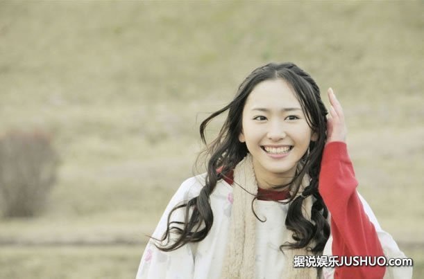 日本女星新垣结衣登杂志封面清纯可人