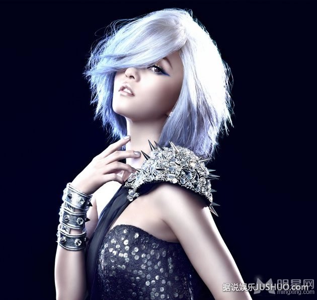 罗茜·汉丁顿·惠特莉最新写真 魅惑眼神电力十足