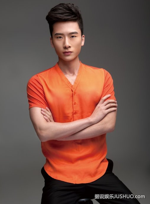 王萌狂练王字腹肌 不输郭富城 帅哥气质尽现