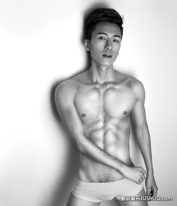 王萌狂练王字腹肌 不输郭富城 帅哥气质尽现