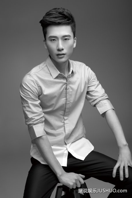 王萌狂练王字腹肌 不输郭富城 帅哥气质尽现