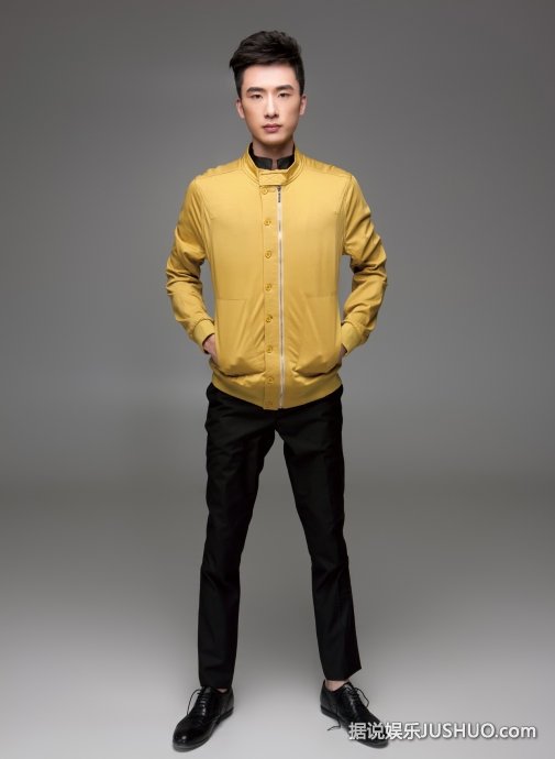 王萌狂练王字腹肌 不输郭富城 帅哥气质尽现