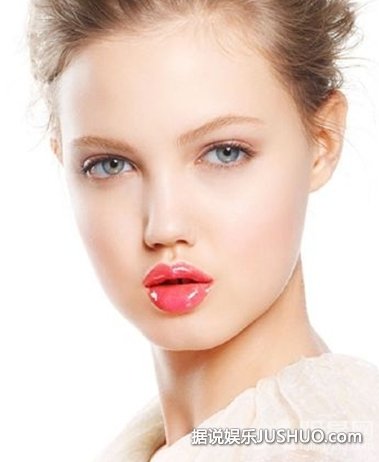 牙缝美女琳赛·威克森登杂志封面 优雅气场令人