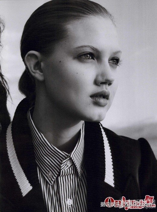 牙缝美女琳赛·威克森登杂志封面 优雅气场令人