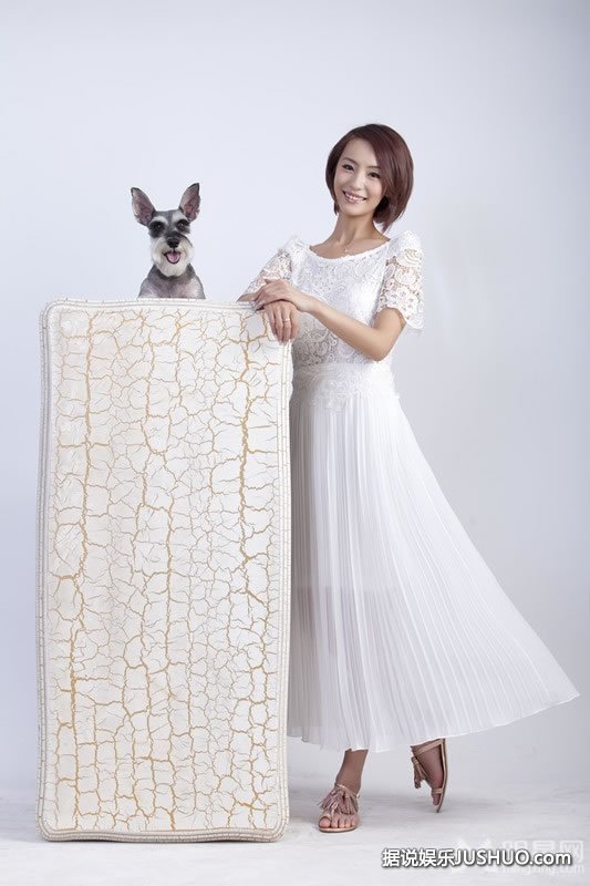 聂鑫香车美女写真曝光 清新女变身性感妖娆女 聂鑫香车美女写真曝光 清新女变身性感妖娆女