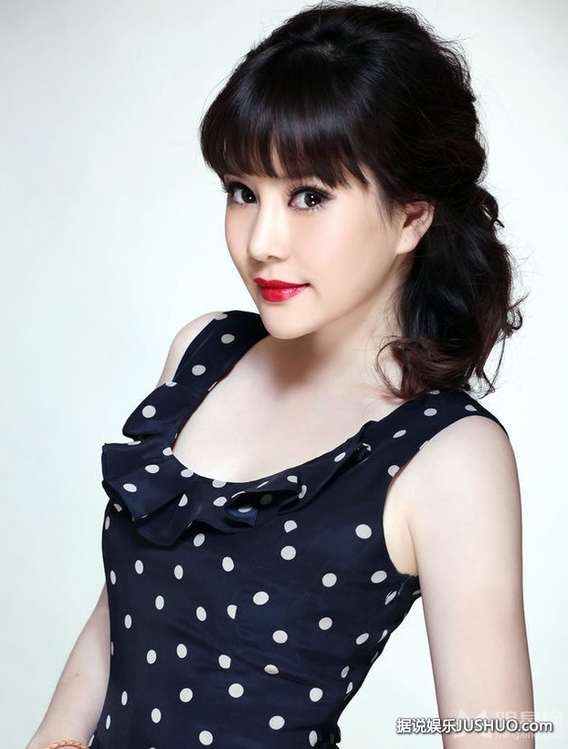 袁茵时尚靓丽写真 温文尔雅不失冷艳高贵