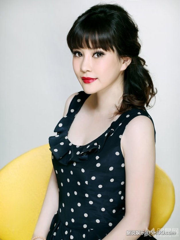 袁茵时尚靓丽写真 温文尔雅不失冷艳高贵