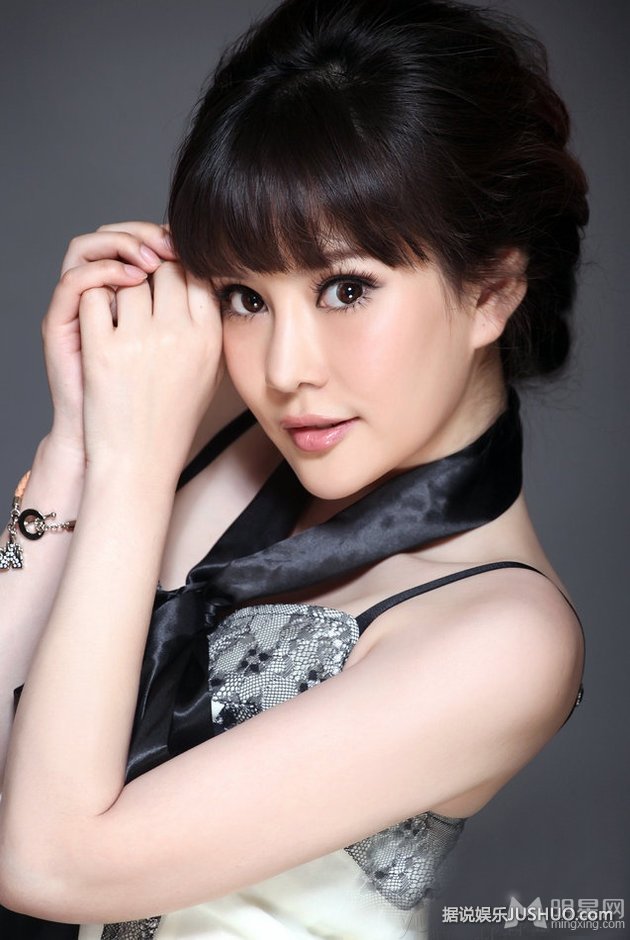 袁茵时尚靓丽写真 温文尔雅不失冷艳高贵