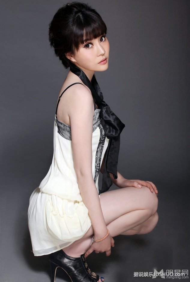 袁茵时尚靓丽写真 温文尔雅不失冷艳高贵