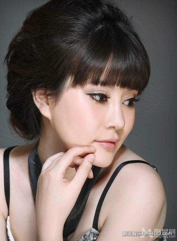 袁茵时尚靓丽写真 温文尔雅不失冷艳高贵