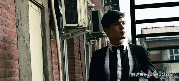 马文龙秋季时尚大片 黑白西服演绎经典