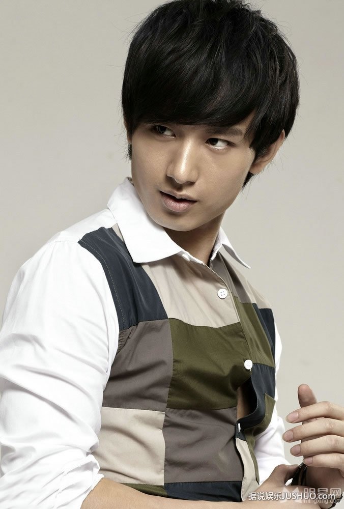 马文龙秋季时尚大片 黑白西服演绎经典