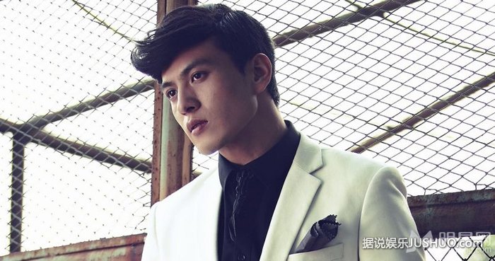 马文龙秋季时尚大片 黑白西服演绎经典