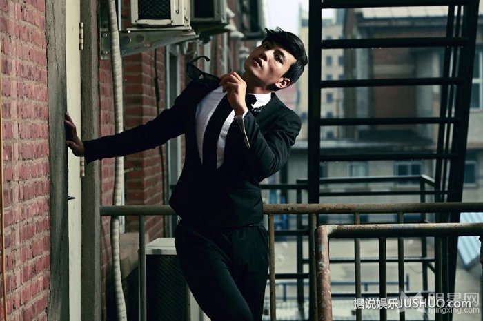 马文龙秋季时尚大片 黑白西服演绎经典