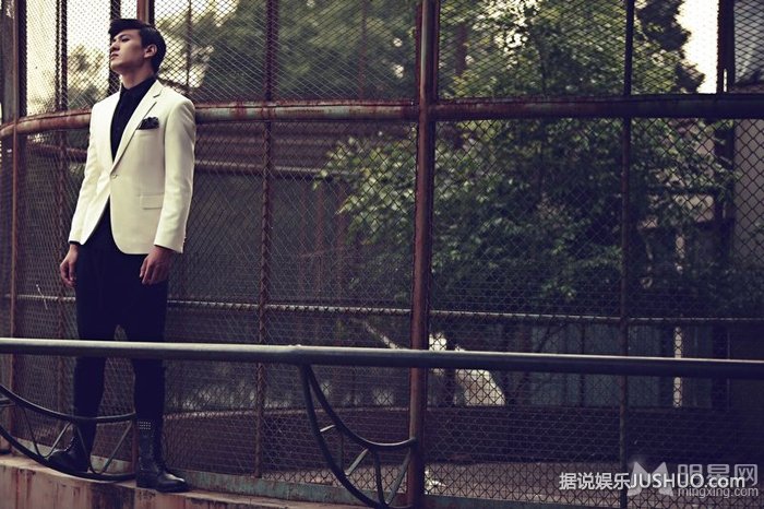 马文龙秋季时尚大片 黑白西服演绎经典