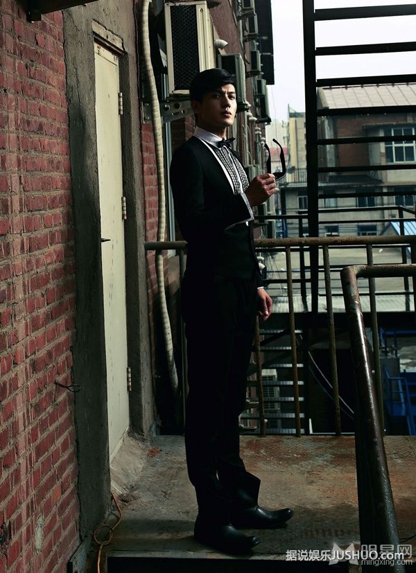 马文龙秋季时尚大片 黑白西服演绎经典