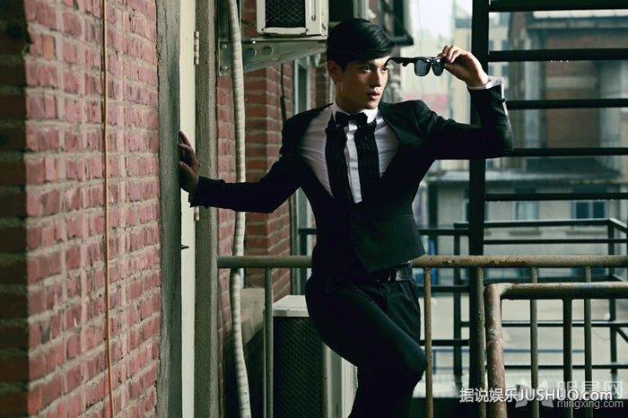 马文龙秋季时尚大片 黑白西服演绎经典