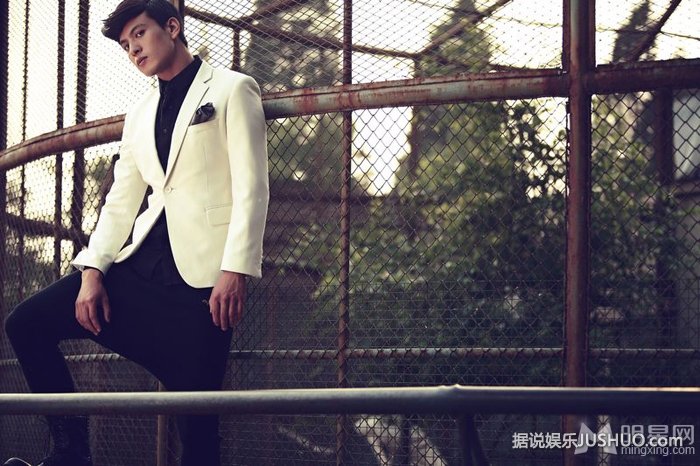 马文龙秋季时尚大片 黑白西服演绎经典
