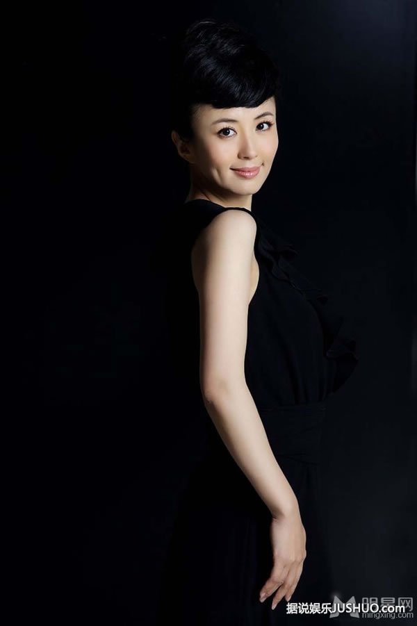 马文龙秋季时尚大片 黑白西服演绎经典