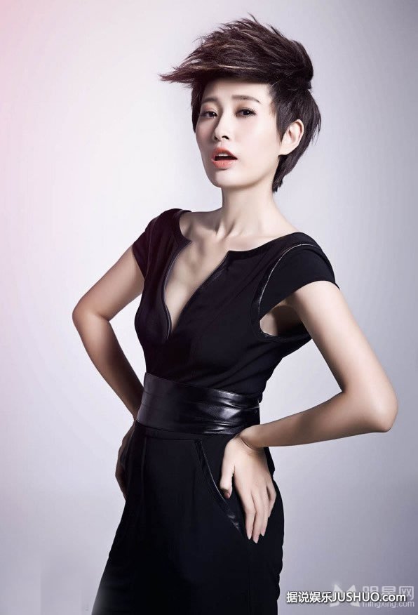 吕夏短发干练时尚写真 尽显轻熟女魅力