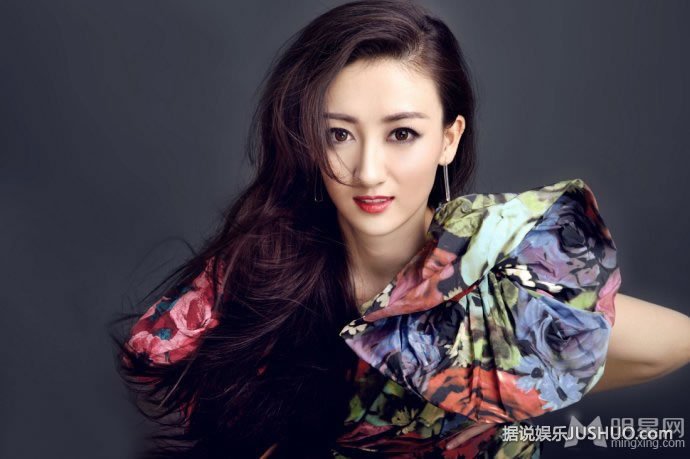 吕夏短发干练时尚写真 尽显轻熟女魅力