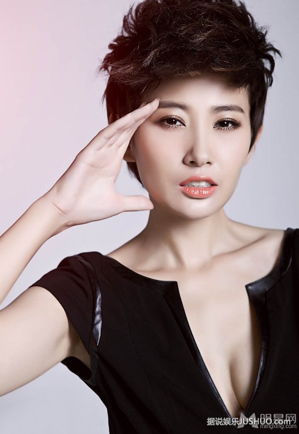 吕夏短发干练时尚写真 尽显轻熟女魅力